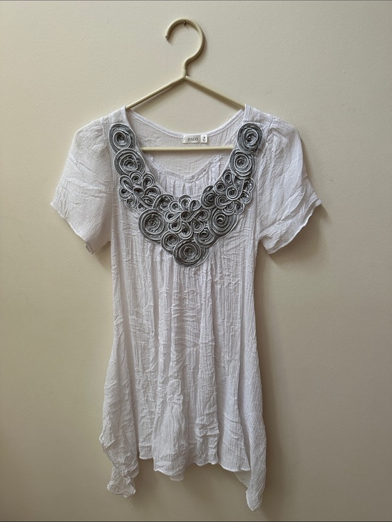 Filo Tops - 2/$20 White Scoop Neck Tunic with Gray Rosette Detail
